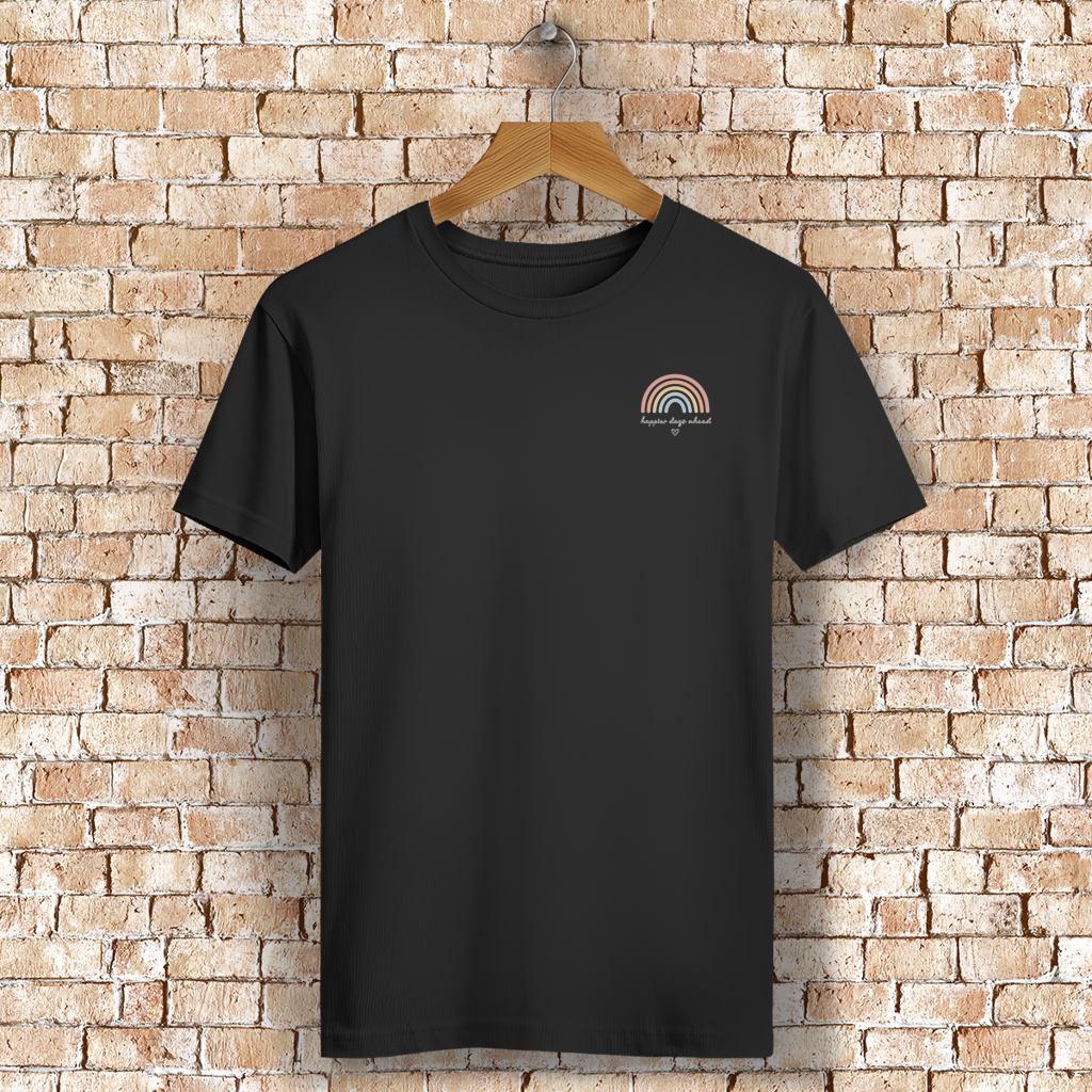 ST/ST Rocker T-Shirt „Happier Days Ahead“ – Bio Baumwolle Shirt mit Rainbow Design & Positive Vibes