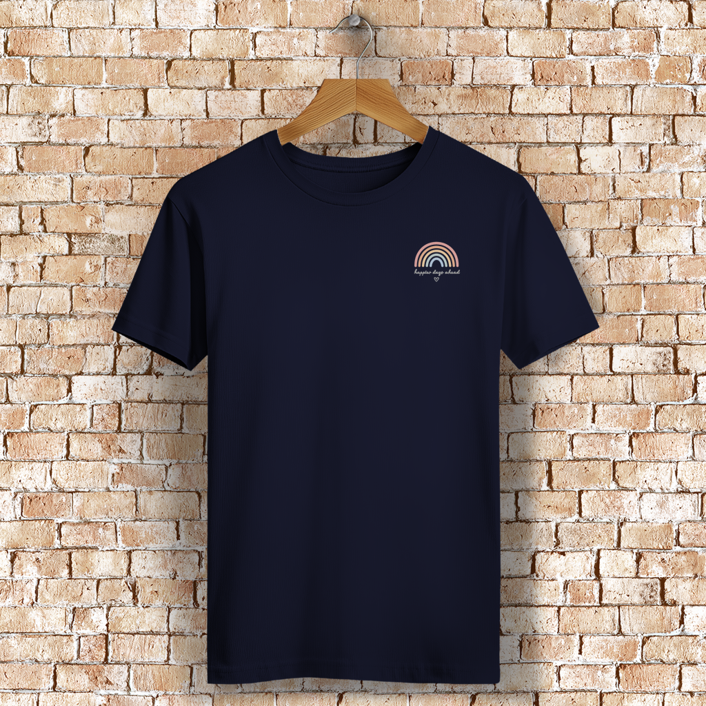 ST/ST Rocker T-Shirt „Happier Days Ahead“ – Bio Baumwolle Shirt mit Rainbow Design & Positive Vibes