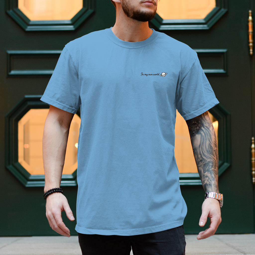 Herren T-Shirt – In my own world