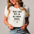 Damen T-Shirt „Nije lako biti ja, ali neko mora“ – Balkanski Humor Shirt
