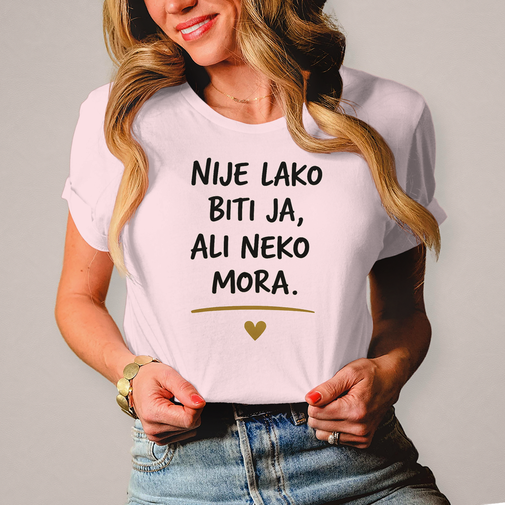 Damen T-Shirt „Nije lako biti ja, ali neko mora“ – Balkanski Humor Shirt