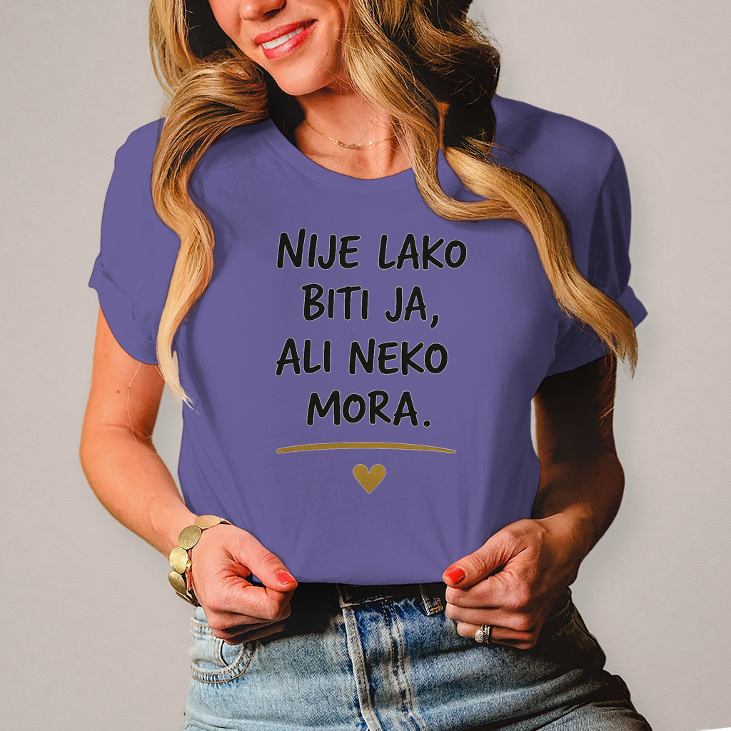 Damen T-Shirt „Nije lako biti ja, ali neko mora“ – Balkanski Humor Shirt