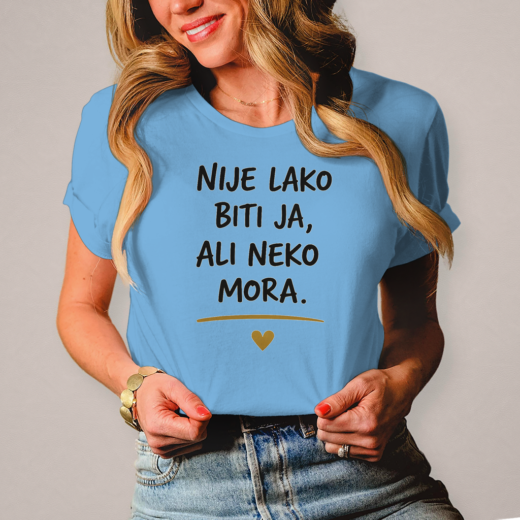 Damen T-Shirt „Nije lako biti ja, ali neko mora“ – Balkanski Humor Shirt