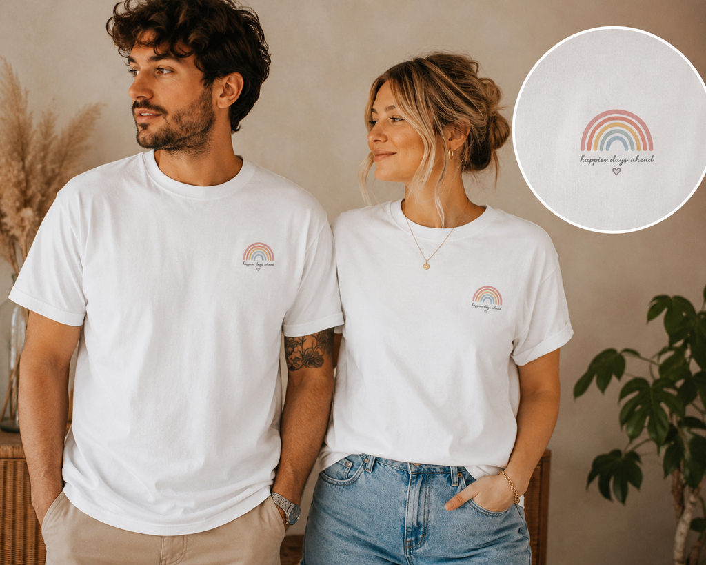 ST/ST Rocker T-Shirt „Happier Days Ahead“ – Bio Baumwolle Shirt mit Rainbow Design & Positive Vibes