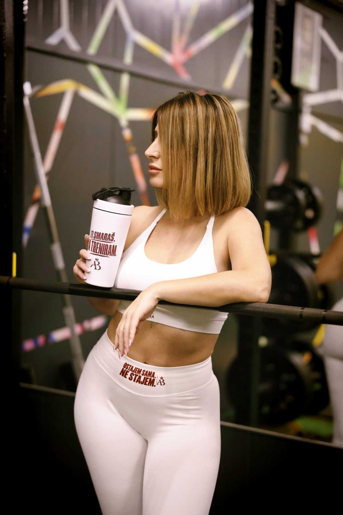 Aldina Beširević – Ženske Scrunch Leggings „Ostajem sama, ne stajem!“ | Official Collection