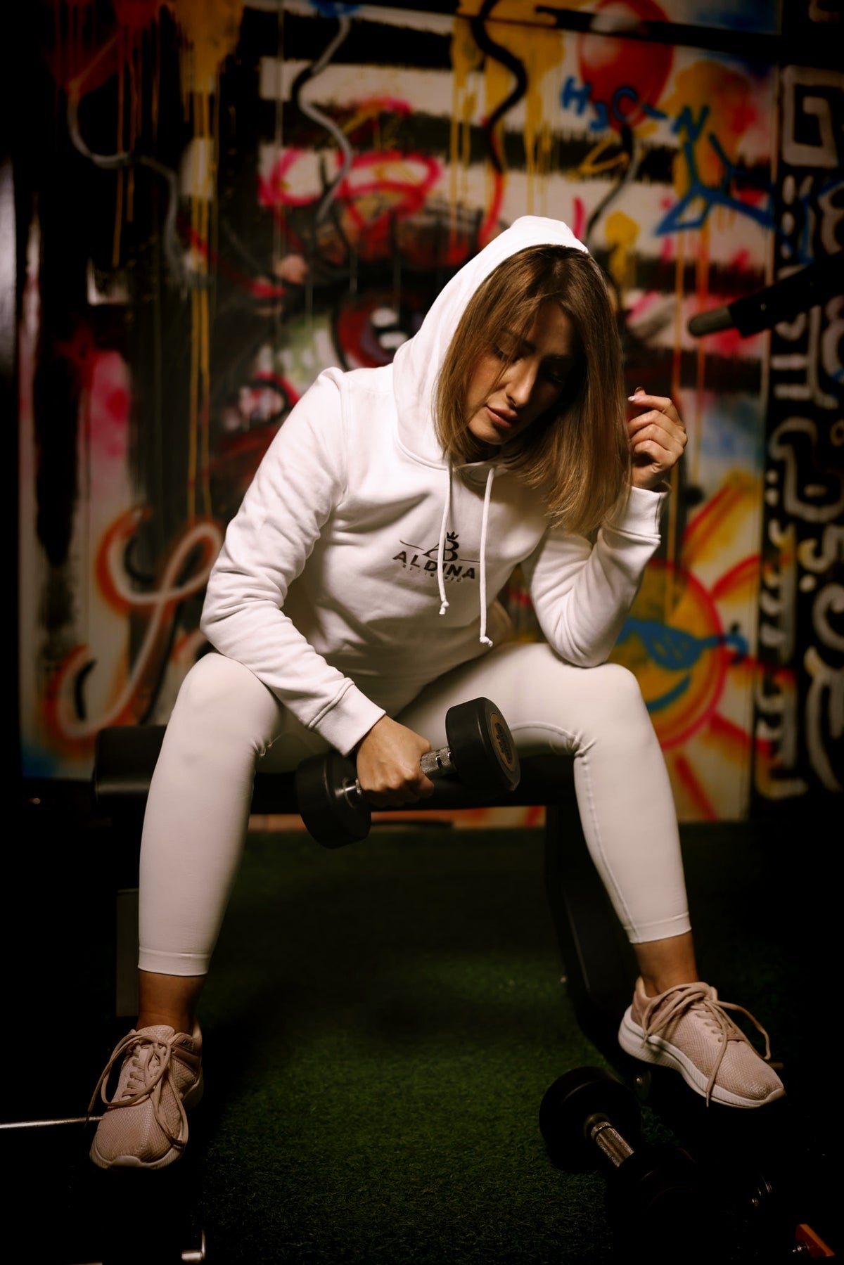 Aldina Beširević – Ženska Premium Bio Dukserica s Kapuljačom | Official Artist Collection