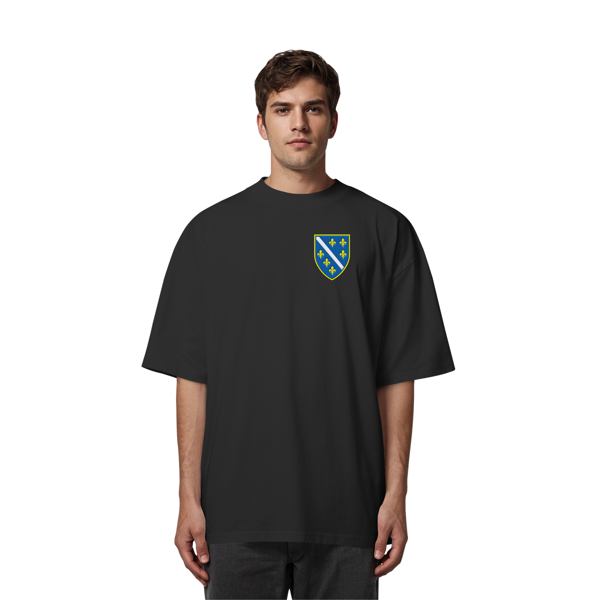 Bosnisches Wappen – Heimatliebe mit Stolz | Premium Stickerei - Organic Oversize Shirt